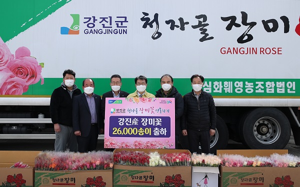▲이승옥 강진군수가 지난 2월 ‘청자골 장미’ 직거래 출하 현장을 방문해 관계자들을 격려하고 기념촬영을 하고 있다.(사진제공=강진군)
