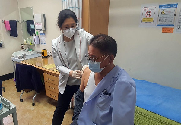▲우선접종대상자인 요양병원 종사자가 백신을 접종하고 있는 모습(사진제공=함평군)