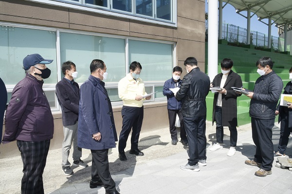 ▲순천시의회 허유인 의장이 지난 22일 팔마종합운동장에 위치한 팔마정구장을 찾아 시설물 관련 각종 민원 사항을 청취했다.(사진제공=순천시의회)