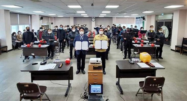 ▲장흥군 장흥읍 행정복지센터는 마을회 고유번호증 등록 업무 지원을 위한 양해각서를 체결했다.(사진제공=장흥군)