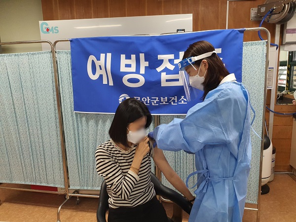 ▲무안군은 오는 4월부터 실시하는 2분기 코로나19 백신 예방접종 대상자 22,756명을 확정했다.(사진제공=무안군)
