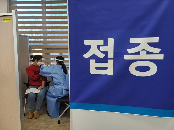 ▲영암군은 오는 4월 15일부터 예방접종센터와 위탁의료기관에서 ‘2분기 코로나19 백신 접종’에 들어간다.(사진제공=영암군)