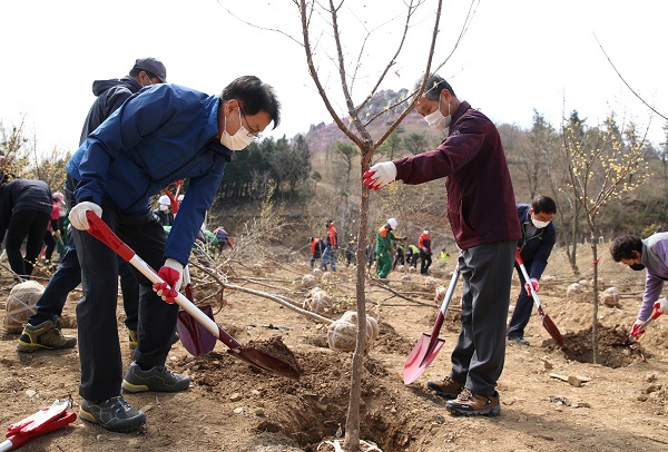 ▲강진군이 지난 24일 강진군 신전면 주작산 자연휴양림 일원에서 제76회 식목일의 날 행사를 진행했다.(사진제공=강진군)