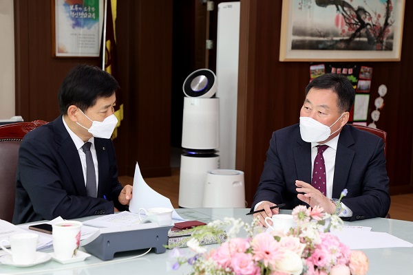 ▲김산 무안군수는 지난 24일 장석웅 교육감과 면담을 하고 있는 모습(사진제공=무안군)