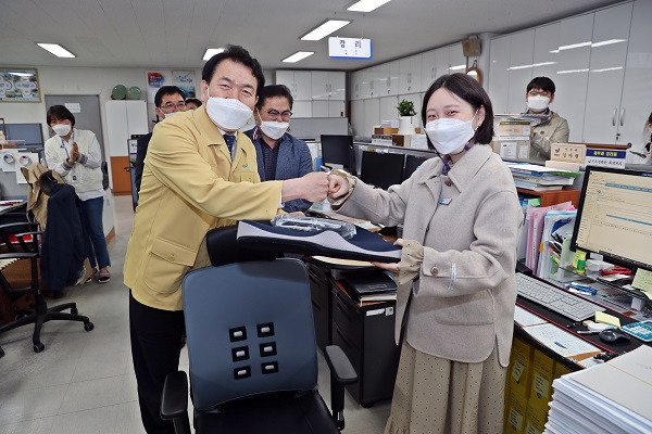 ▲장흥군이 지난 24일 아이 낳기 좋은 직장을 만들기 위한 ‘임산부 직원 배려 정책’을 추진한다.(사진제공=장흥군)