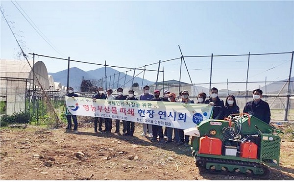 ▲장흥군은 대덕읍 연정리 일원에서 영농부산물(잔재물) 파쇄 현장 연시회를 개최했다.(사진제공=장흥군)