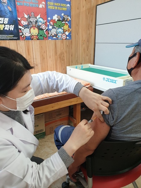 ▲강진군 보건소 대상포진 접종 장면(사진제공=강진군)
