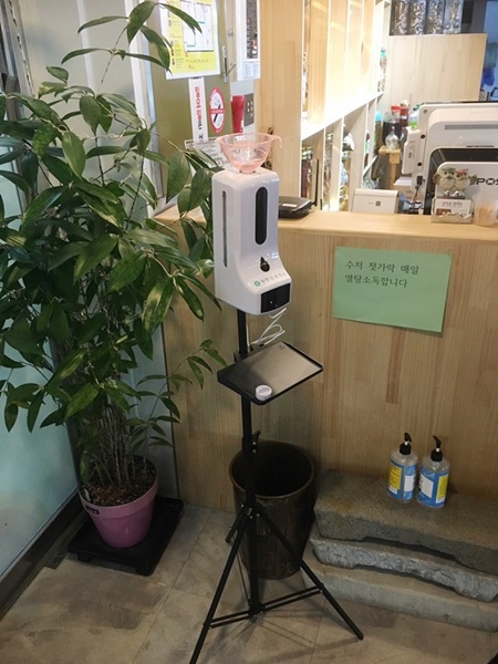 ▲비접촉 체온측정기(사진제공=무안군)