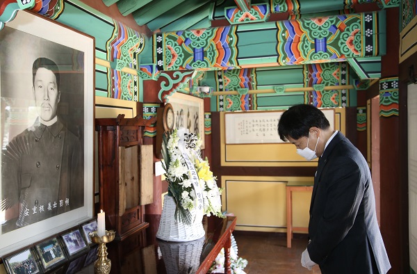 ▲장석웅 전남교육감 해동사 참배 모습(사진제공=전라남도교육청)