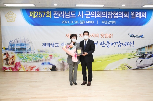 ▲무안군의회 박막동 부의장이 지난 26일 ‘지방의정봉사대상’을 수상했다.(사진제공=무안군의회)