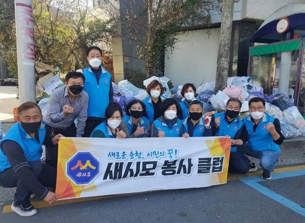 ▲순천시는 지난 30일 새시모봉사클럽과 함께 민·관 협력으로 통합사례관리 대상자 가구의 주거환경 개선을 위해 집 대청소를 실시했다.(사진제공=순천시)