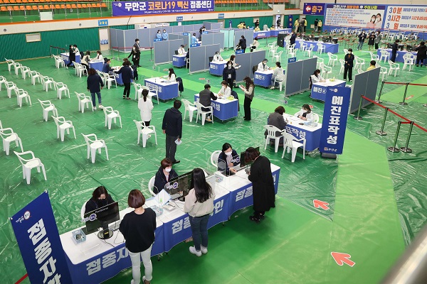 ▲무안군은 지난 5일 예방접종센터 개소에 앞서 75세 이상 어르신들을 대상으로 한 화이자 백신 접종 모의훈련으로 진행된 각 분야별 적합성평가 결과 적합 판정을 받았다.(사진제공=무안군)