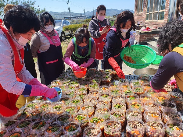 ▲보성군 득량면희망드림협의체는 지난 6일 득량면여성자원봉사회와 연계하여 ‘반찬은 사랑을 싣고’ 밑반찬 나눔 봉사를 추진했다.(사진제공=보성군)