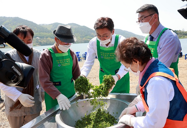 ▲보성에서 차농사 시작을 알리는 ‘청명차 만들기’ 행사가 개최했다.(사진제공=보성군)