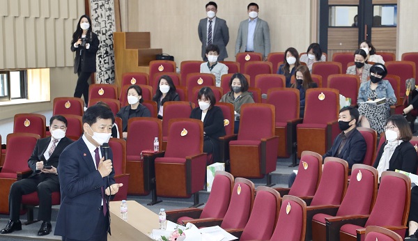 ▲장석웅 전남교육감은 7일 여수시 대학로 전남대학교 여수캠퍼스 교양관 합동강의실에서 열린 여수학부모회연합회 연찬회에 참석했다.(사진제공=전라남도교육청)