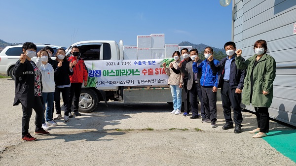 ▲지난 7일 재배농가와 함께 아스파라스 일본 수출 선적식을 실시했다.(사진제공=강진군)