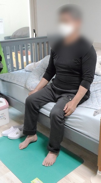 ▲의료급여수급자 가정에 미끄럼 방지매트를 설치한 모습(사진제공=함평군)
