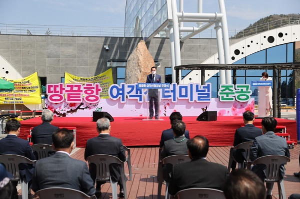 ▲명현관 해남군수가 8일 해남군 땅끝항 여객선터미널 준공식에서 축사를 하고 있다.(사진제공=해남군)