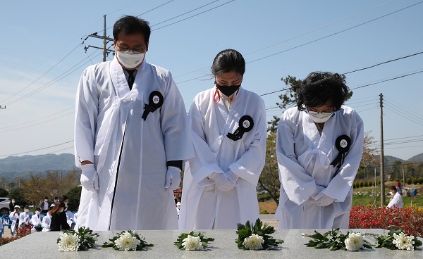 ▲이상익 함평군수(왼쪽), 박영숙 전남서부보훈지청장(가운데), 윤앵랑 함평군의회 부의장(오른쪽)이 순국선열과 호국영령 앞에 헌화 후 묵념을 하고 있다.(사진제공=함평군)