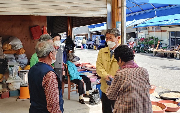 ▲김순호 구례군수는 지난 8일 5일시장을 방문해 점포 내 노후전선 정비사업 추진사항을 점검했다.(사진제공=구례군)