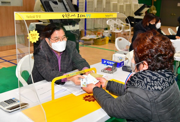 ▲지난 1월 재난지원금 지급 현장을 방문한 유두석 장성군수(사진제공=장성군)