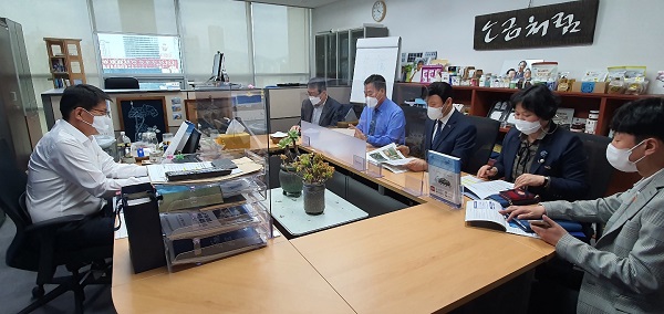 ▲김산 무안군수(오른쪽 위에서 두번째)는 지난 13일 국회를 방문해 서삼석 국회의원(왼쪽)에게 군정 주요 현안사업에 대한 국비지원을 건의했다.(사진제공=무안군)