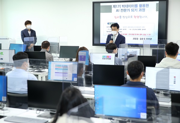 ▲이승옥 강진군수가 지난 13일 전라남도 인재개발원에 방문해 교육생과 인재개발원 직원을 격려했다.(사진제공=강진군)