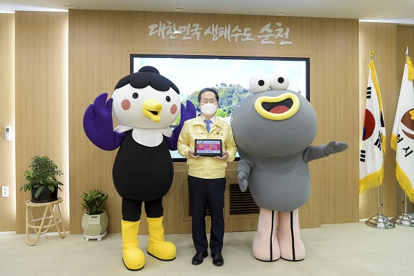 ▲허석 순천시장이 지난 13일 ‘저출산 극복 함께해요! 범국민 포(4)함 챌린지’에 참여했다.(사진제공=순천시)