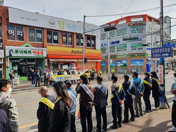 ▲고흥군은 14일 ‘고맙습니다’ 교통안전 및 안전점검의 날 캠페인을 실시했다.(사진제공=고흥군)