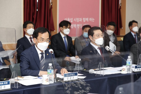 ▲광산구는 지난 13일 이용섭 광주시장과 함께 2021년 경제정책 공유 및 시-자치구 협력 체계 강화를 위한 정책 현장대화를 진행했다.(사진제공=광산구)