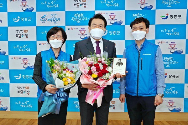 ▲정종순 장흥군수는 지난 14일 전국시군구공무원노동조합연맹으로부터 감사패를 받았다.(사진제공=장흥군)