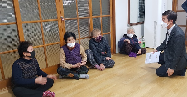 ▲전라남도에서 공동 생활가정 선정을 위한 현장 확인 장면(사진제공=강진군)