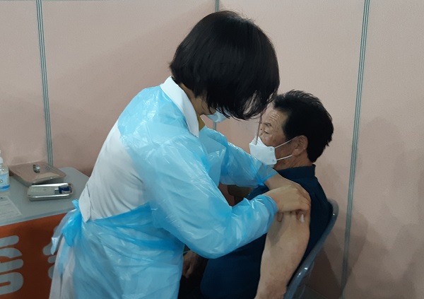▲고흥군은 15일부터 만 75세 이상 어르신 대상으로 예방접종센터 (팔영체육관)에서 화이자 백신 접종을 시작했다.(사진제공=고흥군)
