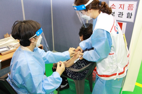 ▲나주시는 15일 코로나19 예방접종센터에서 만75세 이상 어르신을 대상으로 ‘화이자’ 1차 백신 접종을 시작했다.(사진제공=나주시)