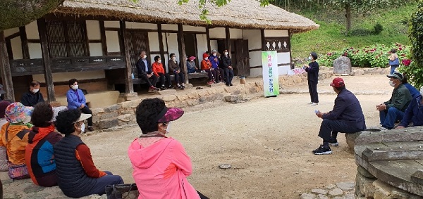 ▲지난 15일 실시한 재가 암 환자 자조모임 건강관리 교육 장면(사진제공=강진군)