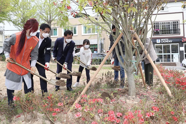▲김삼호 광산구청장은 16일 오전 우산동 자유어린이공원에서 열린 나무심기 후원행사에 참석했다.(사진제공=광산구)