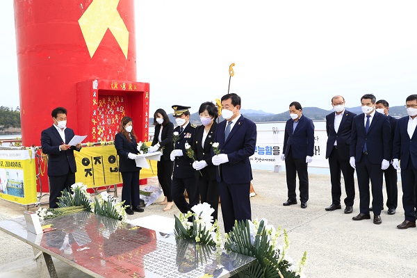 ▲진도군이 16일 ‘세월호 참사 7주기’를 맞아 진도항 방파제 등대에서 희생자에 대한 추모행사를 거행했다.(사진제공=진도군)