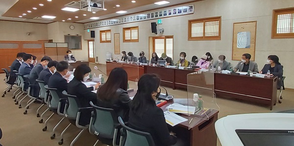 ▲지난 15일 군청 소회의실에서 강진군 계획공모형 지역관광개발사업 기본계획 수립용역 1차 중간보고회를 개최했다.(사진제공=강진군)