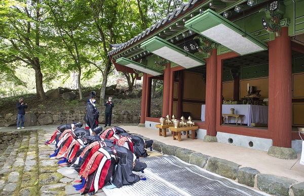 ▲구례군은 천년의 역사를 가진 지리산남악제례를 절기상 곡우(穀雨)인 20일 화엄사 경내 남악사에서 봉행했다.(사진제공=구례군)