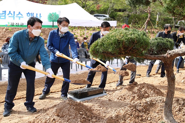 ▲강진군은 지난 15일 이승옥 강진군수를 비롯한 주요 단체장이 참석한 가운데 보은산 테마공원의 성공적인 조성을 위한 기념 식수식을 가졌다.(사진제공=강진군)