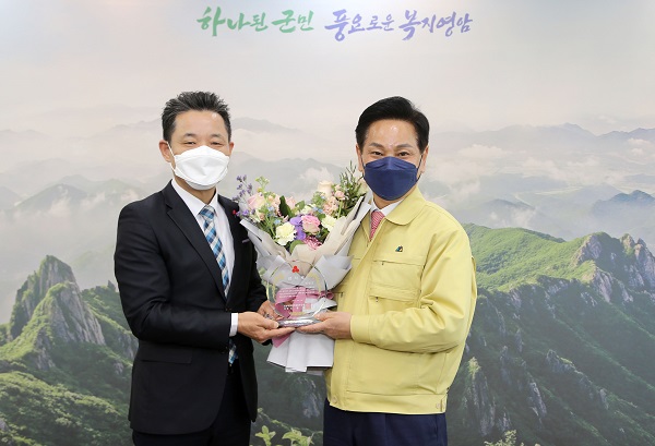 ▲영암군은 지난 21일 전남사회복지공동모금회로부터 감사패를 전달받았다.(사진제공=영암군)