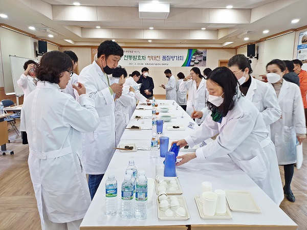 ▲장흥군은 지난 20일 국가중요농업유산 제12호로 지정된 장흥 청태전의 전통성을 유지하고, 농업유산지구 보전 관리 특화사업의 일환으로 ‘제4회 장흥 전통차 청태전 품질평가회’를 개최했다.(사진제공=장흥군)