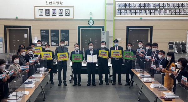 ▲광주 광산구는 22일 ‘4월 중 확대간부회의’를 통해 ‘적극행정 및 규제혁신 실천’ 다짐 결의식을 가졌다.(사진제공=광산구)