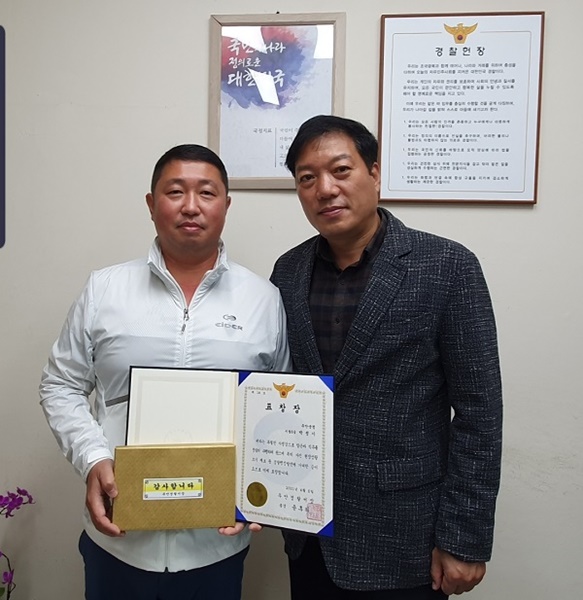 ▲환경과 소속 박성기 주무관(시설 6급)이 작년 수해로 실종된 70대 여성의 시신을 발견한 공로로 무안경찰서장 표창을 수상했다.(사진제공=무안군)