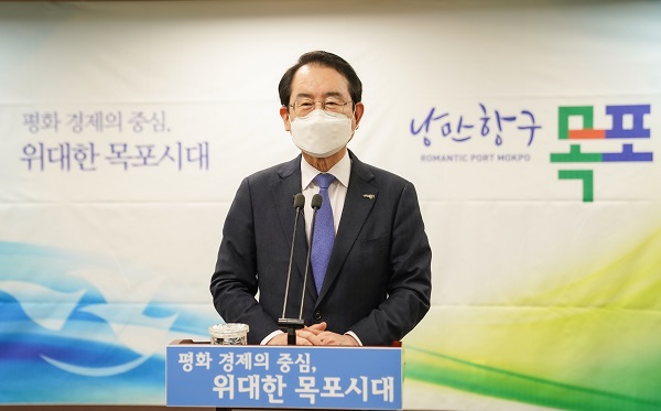 ▲김종식 목포시장이 한국섬진흥원 유치 감사 담화문을 발표하고 있는 모습(사진제공=목포시)