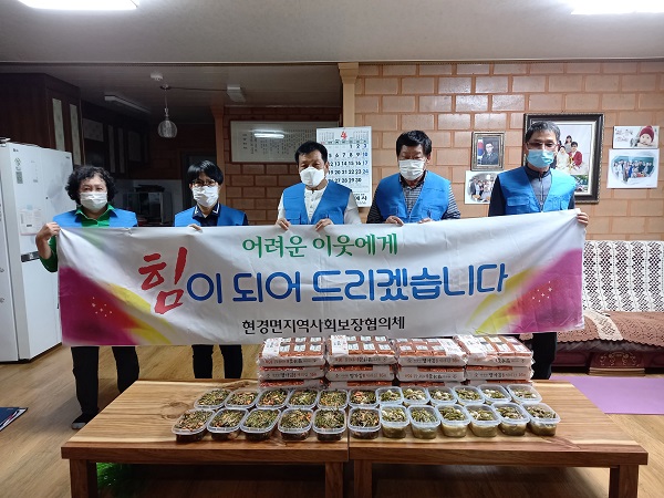▲무안군 현경면 지역사회보장협의체회는 지난 22일 사랑의 반찬 나눔 봉사활동을 펼쳤다.(사진제공=무안군)