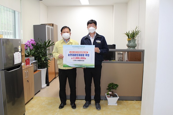 ▲순천시 가곡대광로제비앙은 지난 22일 순천시 서면 행정복지센터를 방문하여 장학금을 전달했다.(사진제공=순천시)