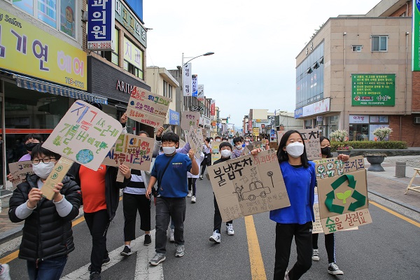 ▲구례군은 지난 22일 지구의 날을 맞아 구례읍 봉성로 구간을 ‘차 없는 거리’로 운영했다.(사진제공=구례군)
