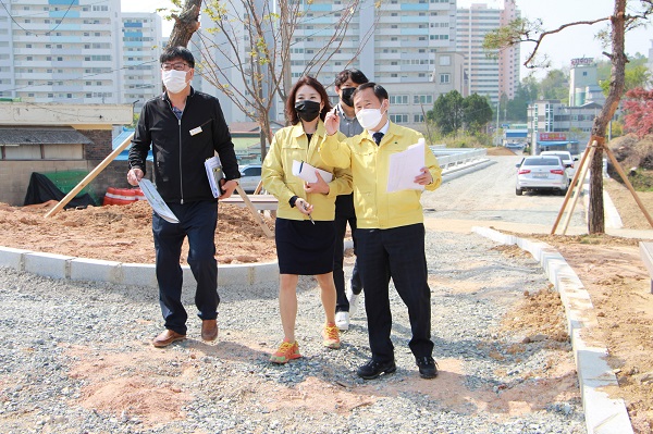 ▲정찬균 나주부시장은 최근 나주 읍성권, 경현동 일대 지역개발사업 6개소와 빛가람 에너지클러스터 투자선도지구 조성 현장을 방문했다.(사진제공=나주시)