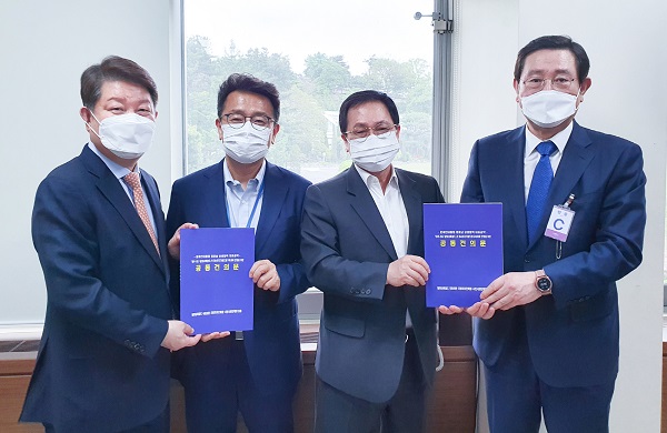 ▲이용섭 광주광역시장과 권영진 대구광역시장이 23일 오후 서울 청와대를 방문해 유영민 비서실장, 이철희 정무수석에게 광주-대구 달빛내륙철도를 제4차 국가철도망 구축계획에 신규 사업으로 반영해 줄 것을 요청하는 공동 건의문을 전달하고 있다.(왼쪽부터 권영진 대구광역시장, 이철희 정무수석, 유영민 비서실장, 이용섭 광주광역시장. 사진제공=광주광역시)